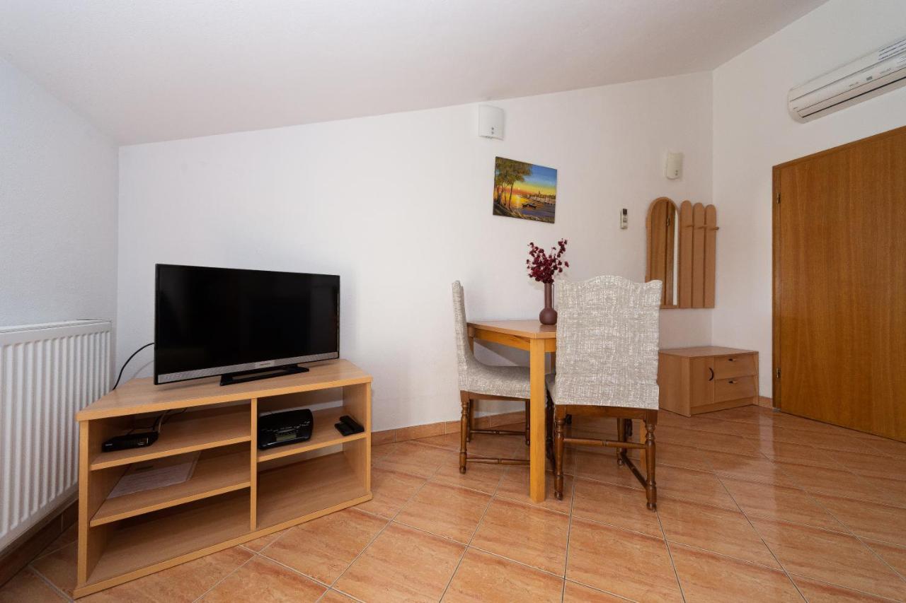 Apartments Dalmata Biograd Na Moru Exterior foto